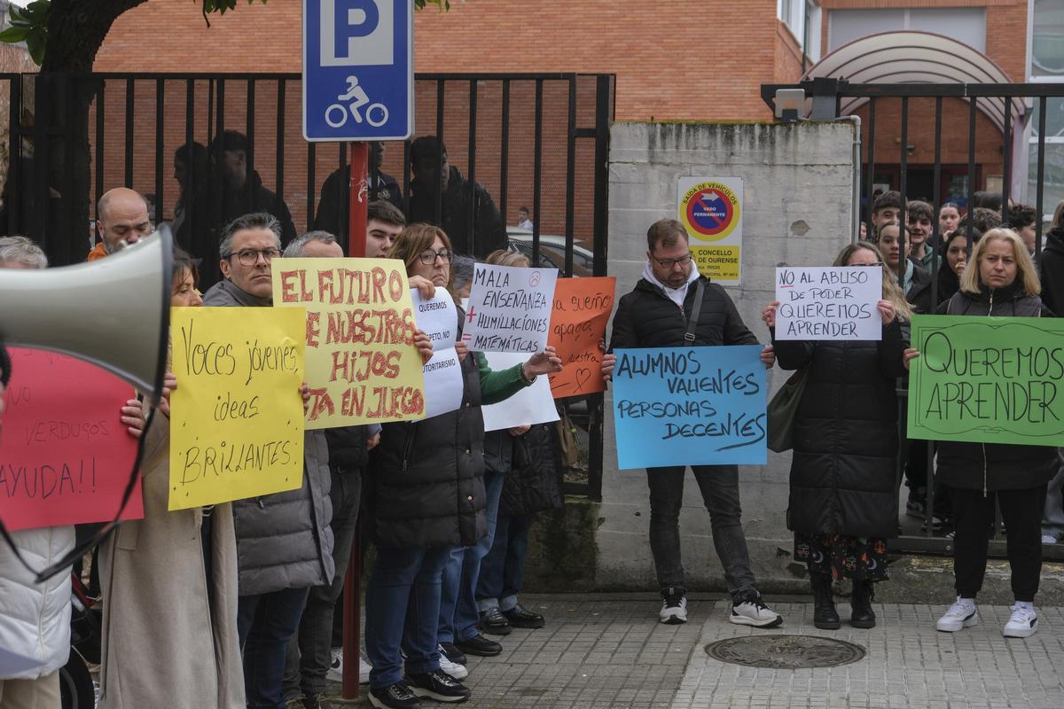 Pancartas reivindicativas en una de las concentraciones a las puertas del IES As Lagoas, en 2025.
