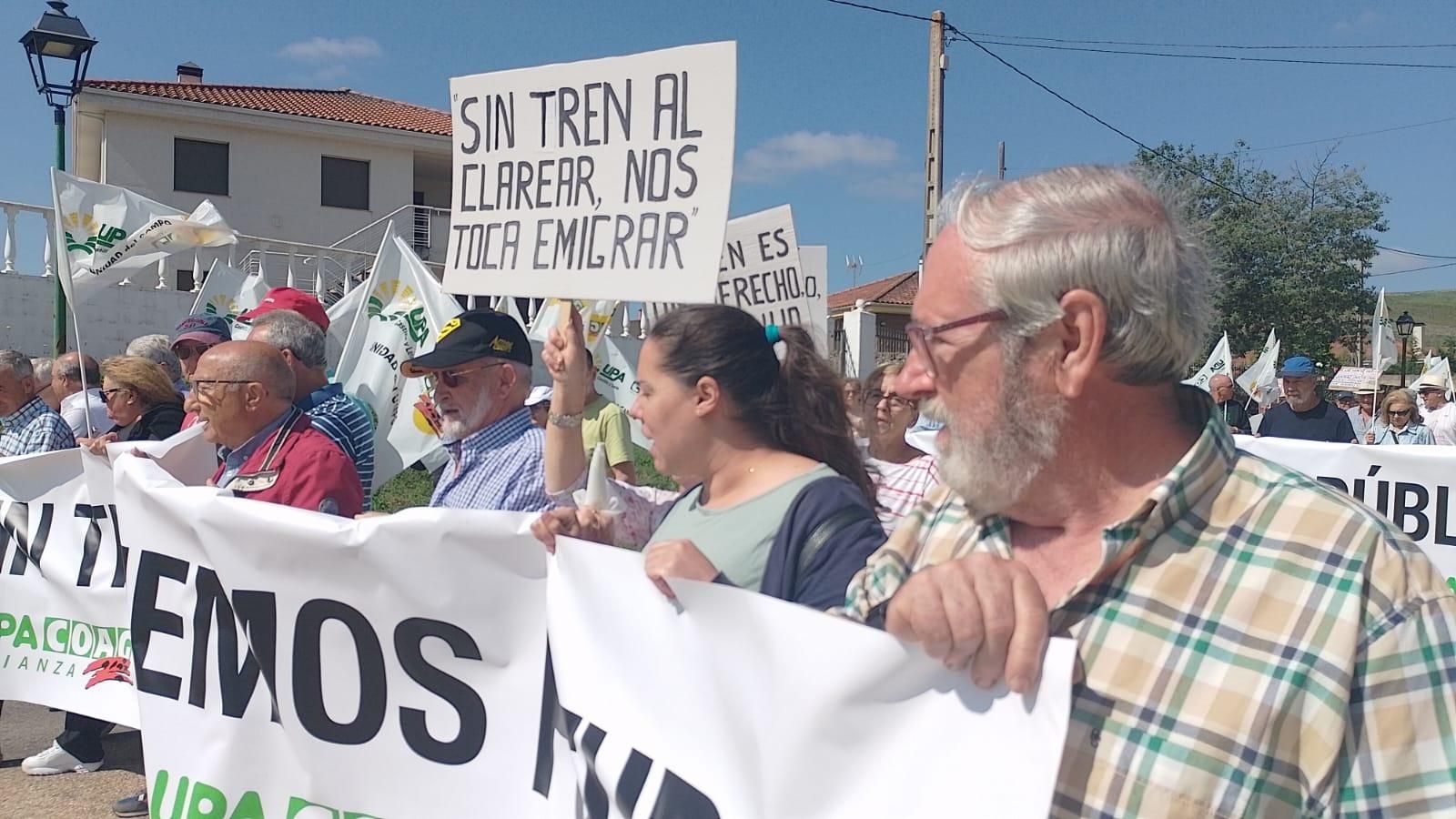GALERÍA | Protesta en Villardeciervos para reclamar un plan especial para la Sierra de la Culebra