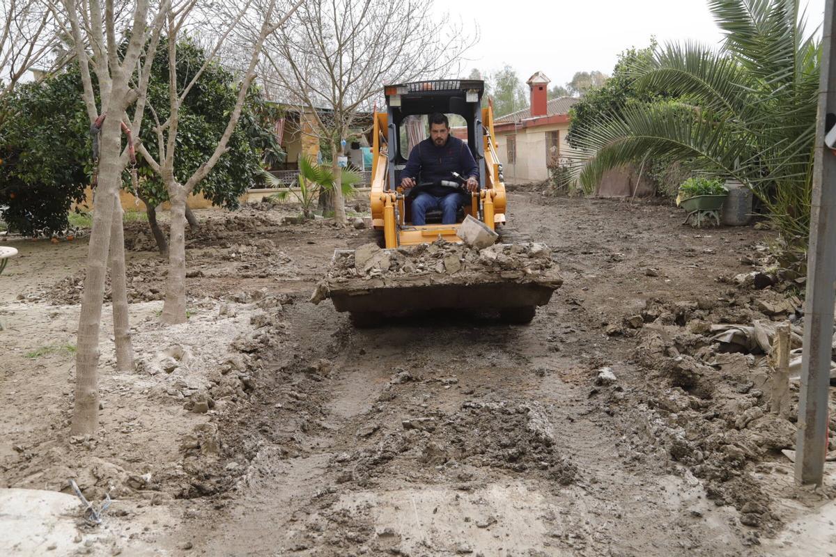 Las calles la Tórtola y la Perdiz siguen con varios centímetros de lodo mientras los vecinos retiran sus enseres Las calles la Tórtola y la Perdiz siguen con varios centímetros de lodo mientras los vecinos retiran sus enseres