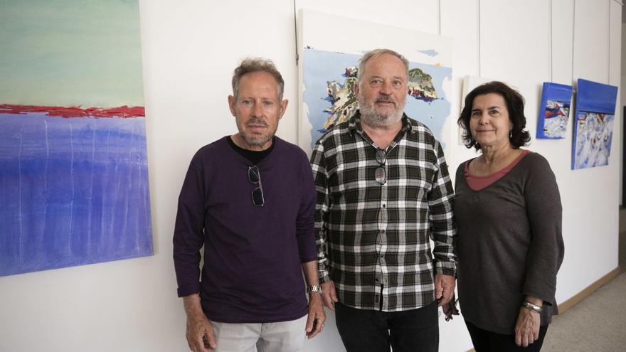 Carles Guasch, Antoni Torres Martorell y Francisca Revert, ayer, en el Club Diario de Ibiza, tras el montaje de la exposición.   | VICENT MARÍ