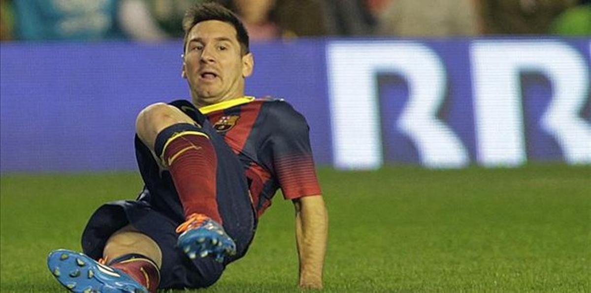 Messi, a terra en el partit contra el Betis a Sevilla. Messi, a terra en el partit contra el Betis a Sevilla.