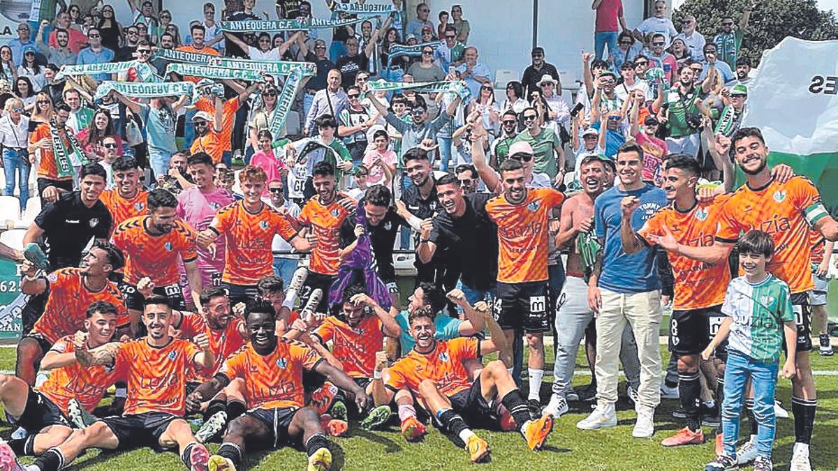 El Antequera CF festejó su victoria en El Pozuelo.