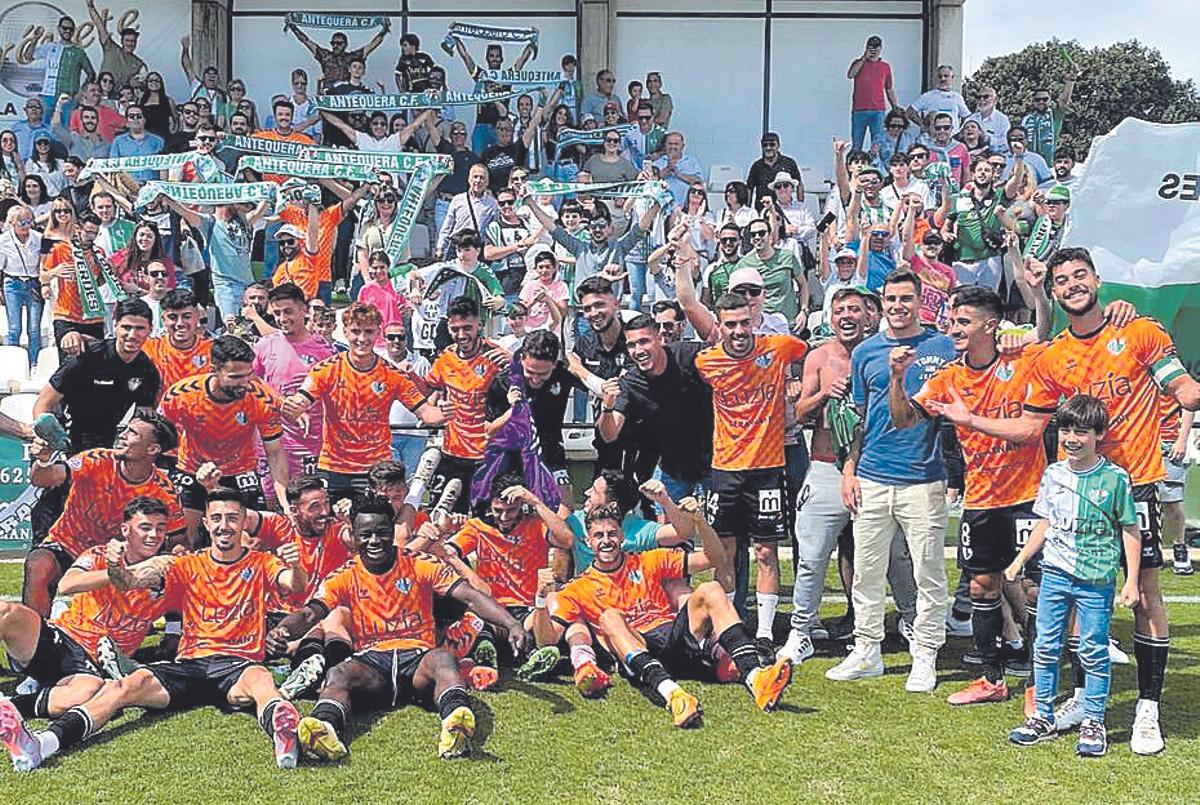 El Antequera CF festejó su victoria en El Pozuelo.
