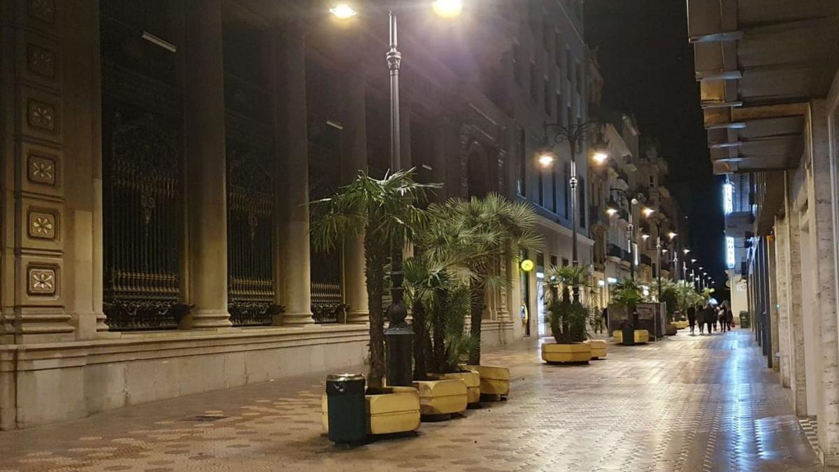 La calle Don Juan de Austria con la nuevas farolas tipo María Cristina. | LEVANTE-EMV