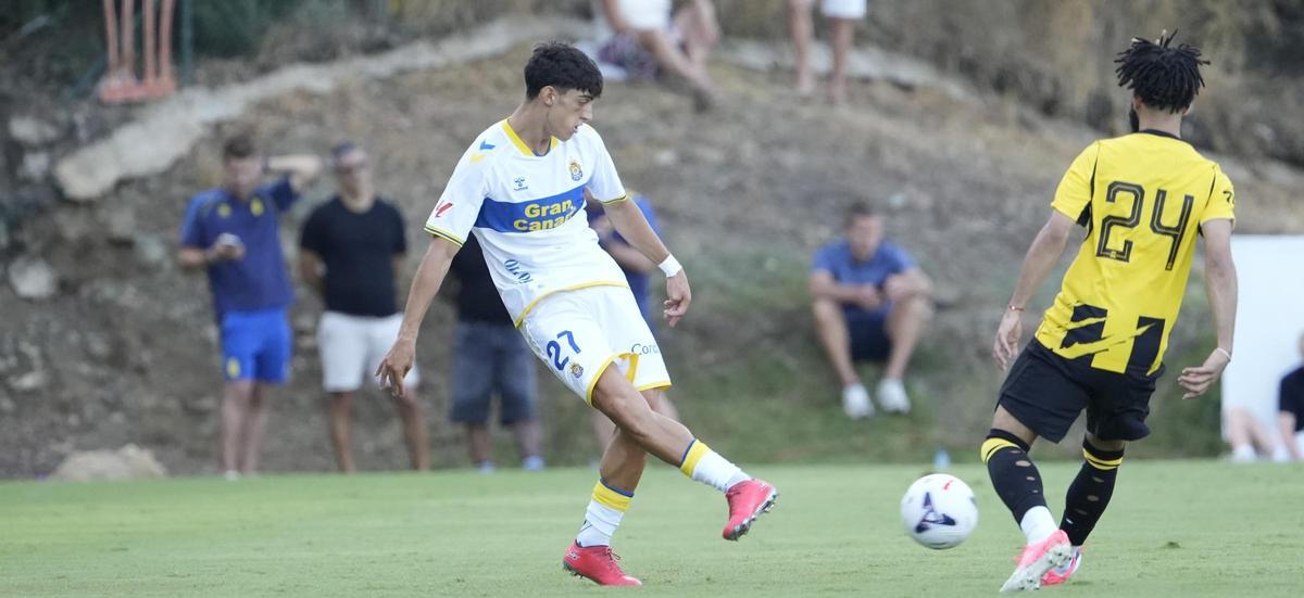 Valentín Pezzolesi golpea el esférico ante el Al-Ittihad.