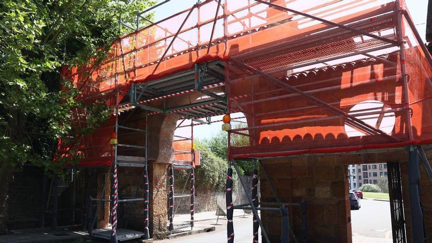 El desmontaje del arco de acceso al Hospital Monte Naranco arranca en turno de noche