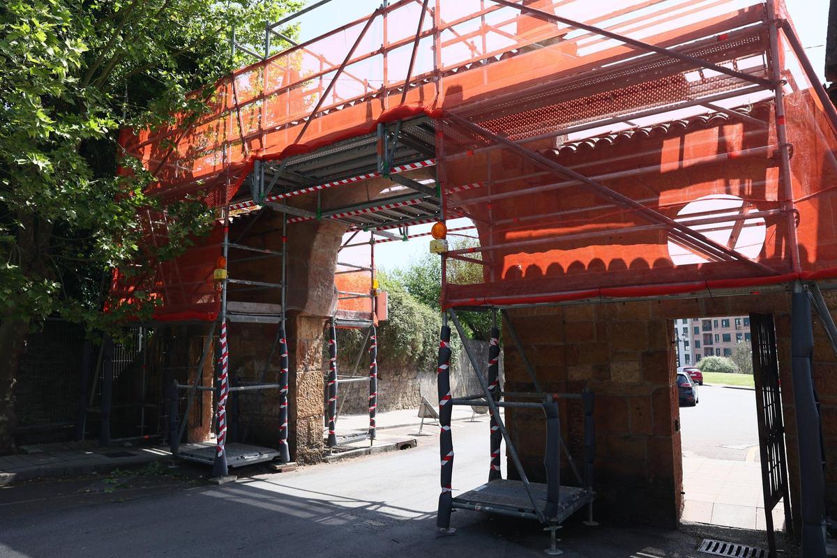 Los andamios instalados para ejecutar la obra.