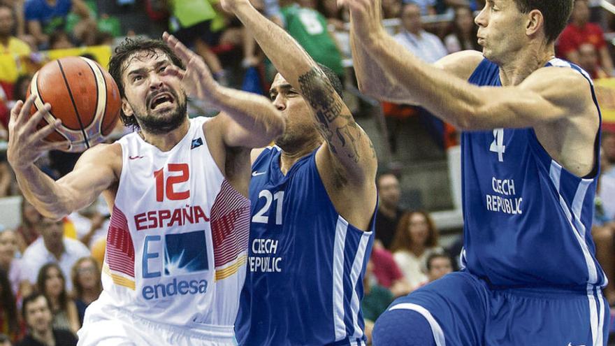 Llull busca anotar en penetración frente a dos defensores checos.