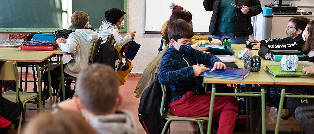 Una maestra durante una clase de Enseñanza Secundaria Obligatoria.