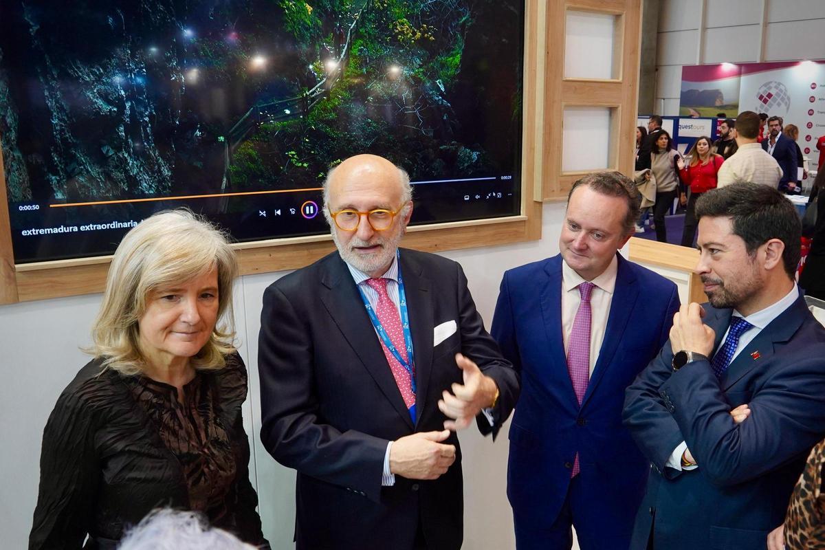 La consejera, el embajador y los concejales Rubén Galea y José Antonio Casablanca, en el estann de la Junta en la BTL.