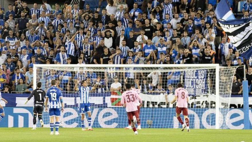 El Valencia CF resucita en Mendizorroza con Óscar Sánchez en el banquillo y Braulio en el palco