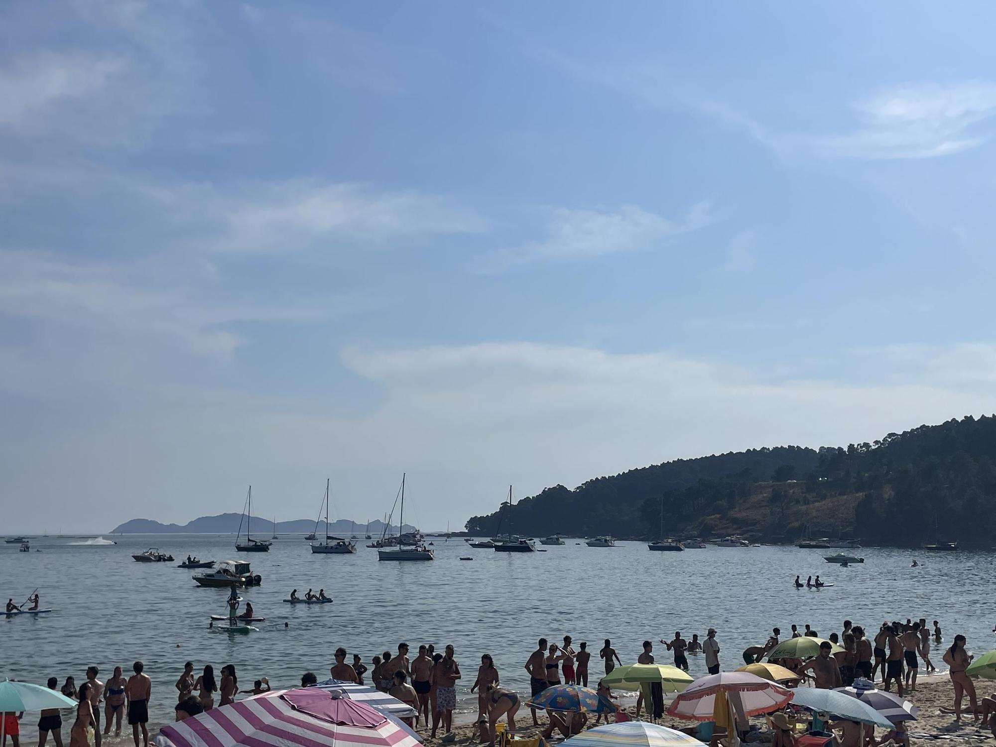 Playa de Santa Marta en Cangas llena de barcos.