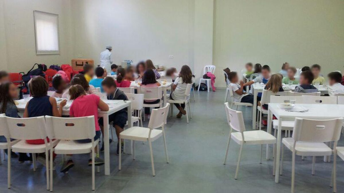Escolares de Infantil y Primaria de Redondela en el comedor.