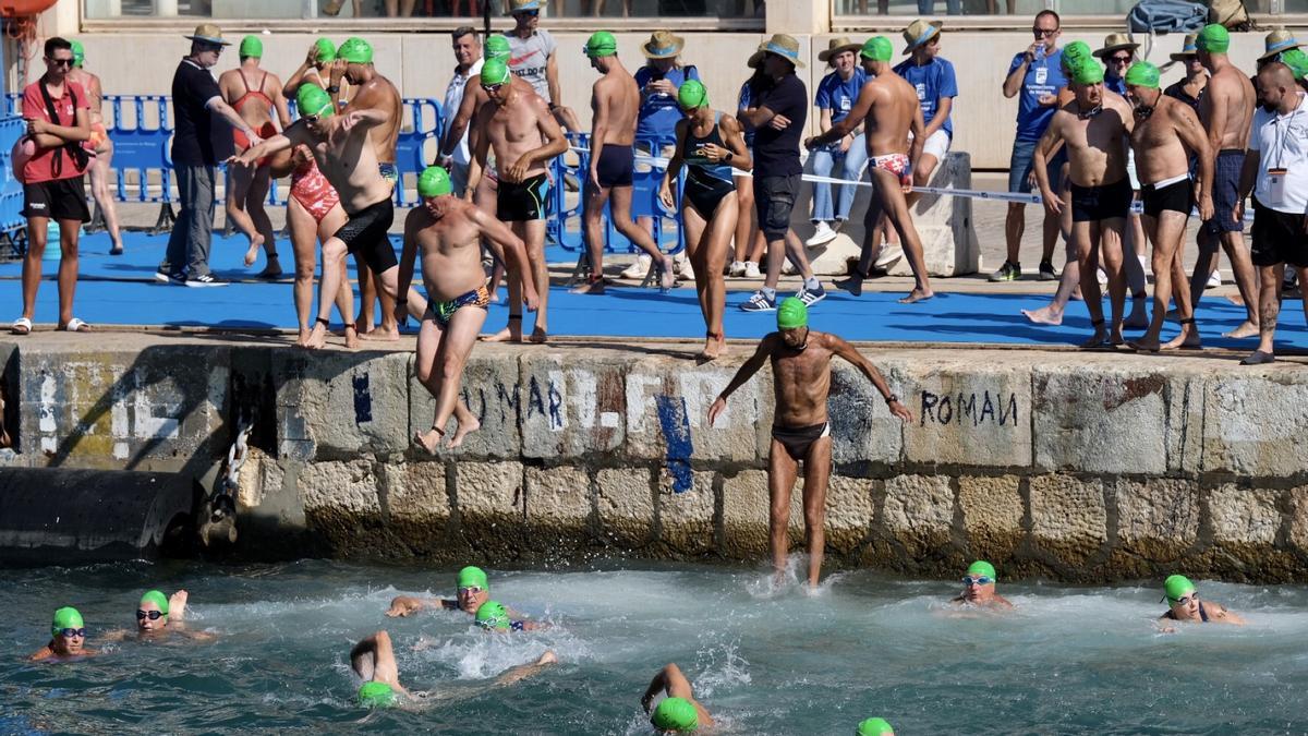 Medio millar de nadadores han participado este domingo en la Travesía a Nado del Puerto.