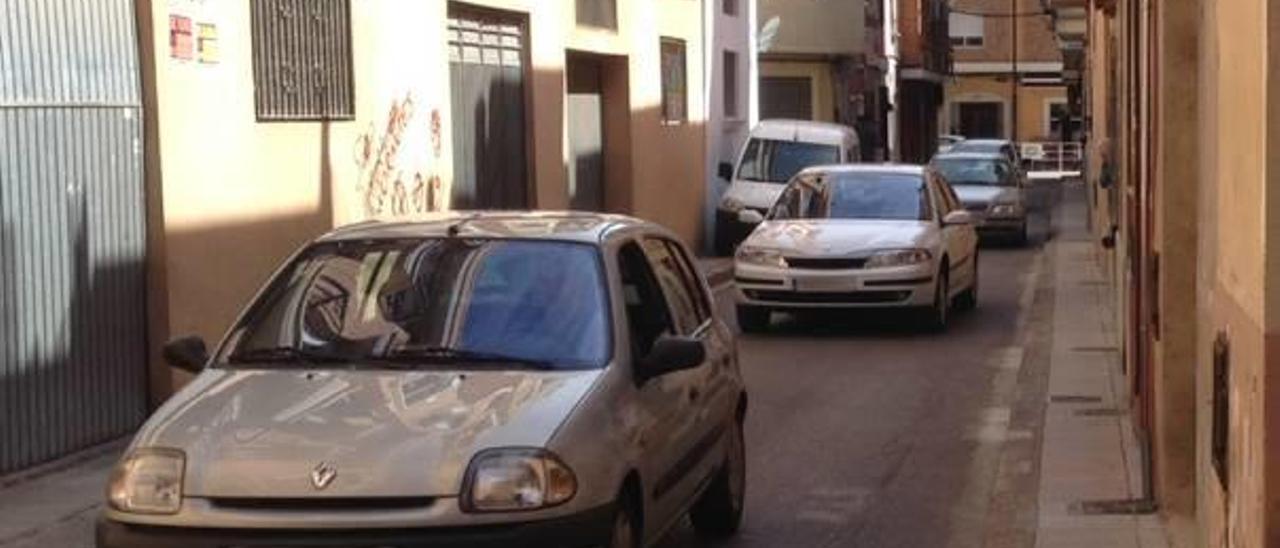 Una calle aún más estrecha triplica su tráfico tras el cierre de                      Hort dels Frares