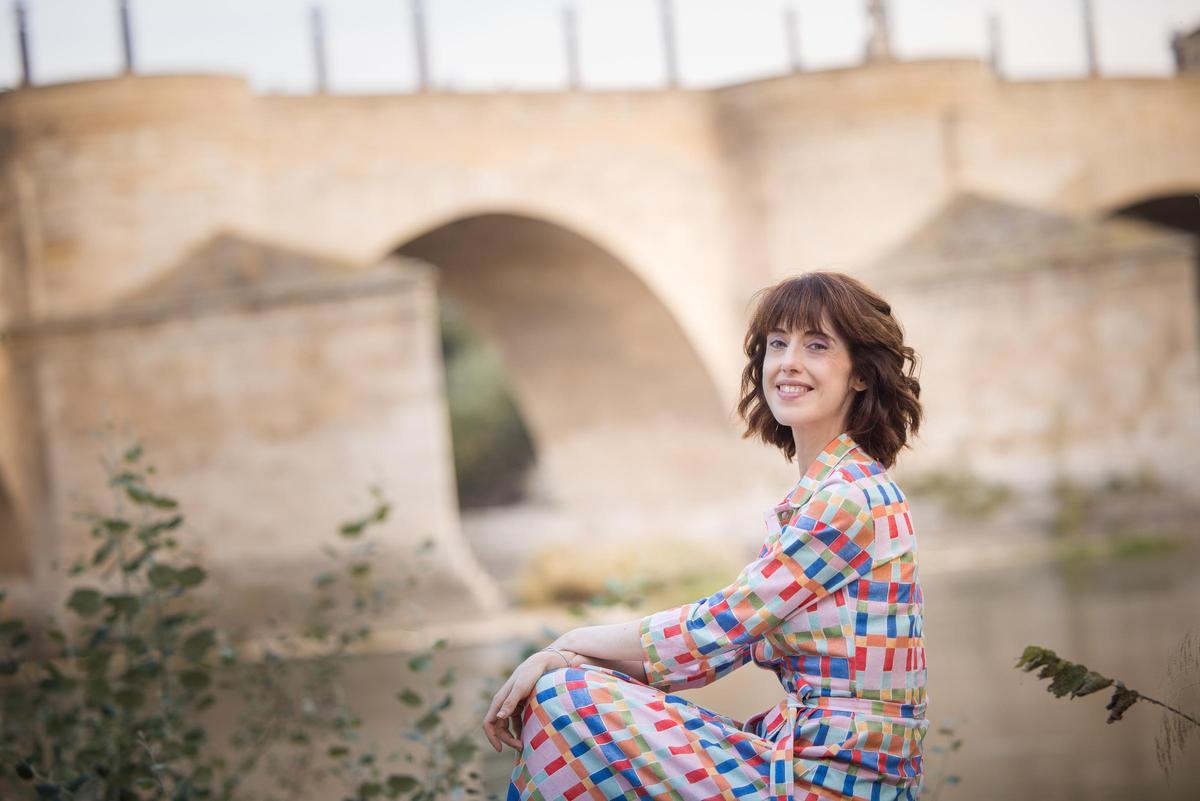 Irene Vallejo posa junto al puente de Piedra de Zaragoza