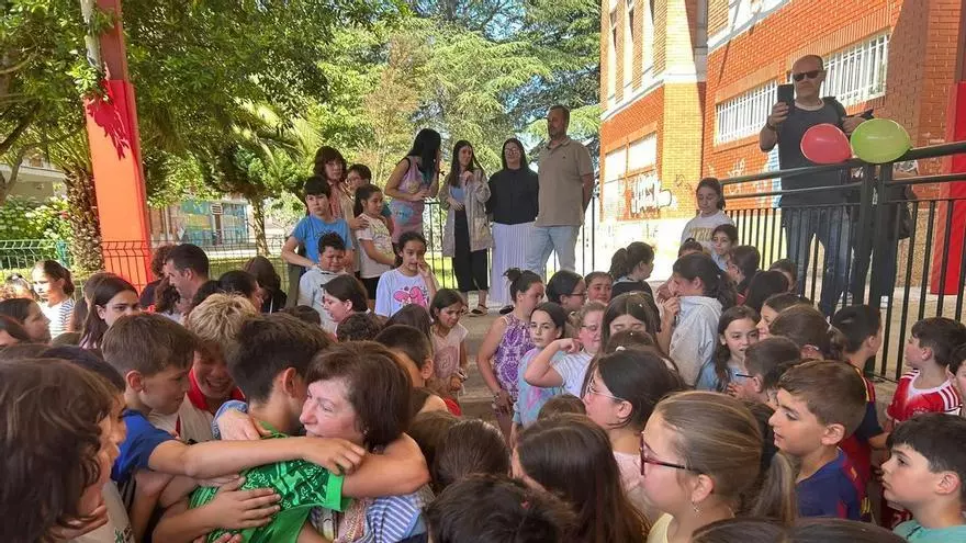 VÍDEO:  Despedida sorpresa a Feli Fuego, profesora de Religión durante 41 años en el Colegio Hermanos Arregui de Pola de Siero por parte de 400 alumnos
