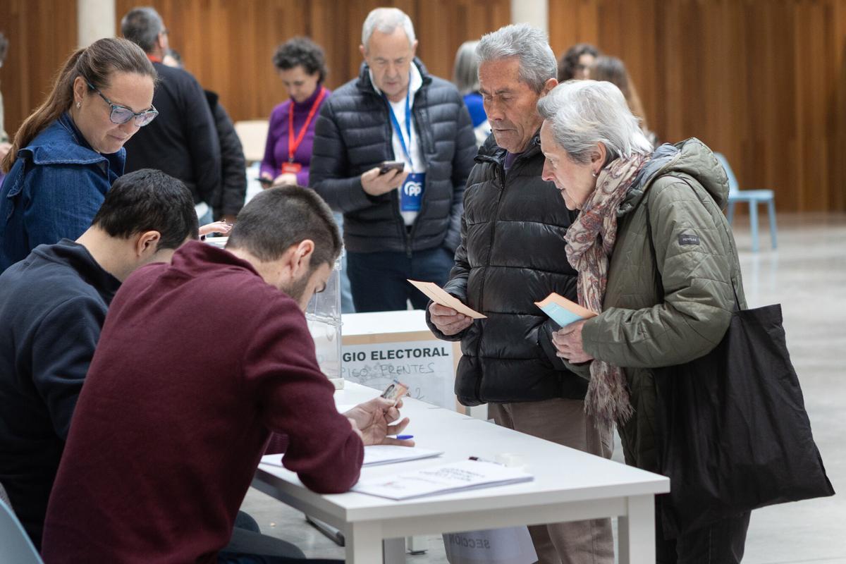 Castellanoleoneses votan en un colegio electoral en Soria.