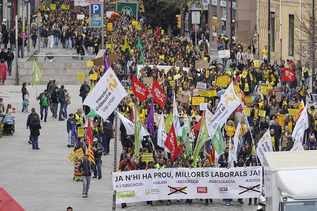 Les imatges de la protesta dels docents davant de la Generalitat a Girona