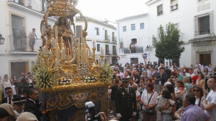 La Virgen del Socorro procesiona ante sus vecinos de San Pedro