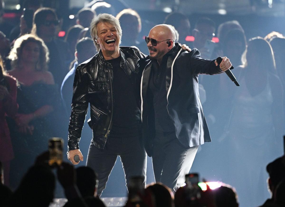 Bon Jovi y Pitbull protagonizaron una de las actuaciones de la noche