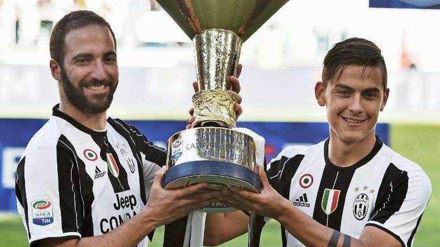 Higuaín y Dybala levantan el trofeo de liga.