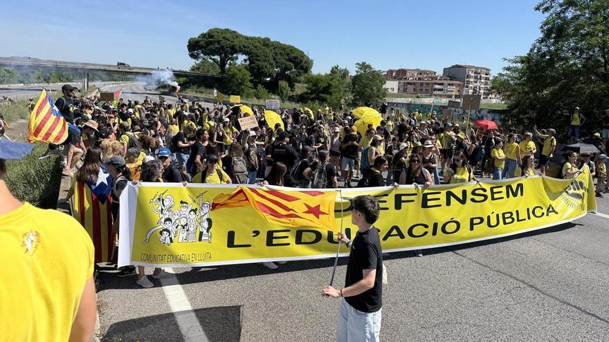 Els docents aixequen el tall de l'autopista a Salt