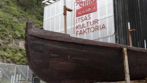 Botadura de una chalupa ballenera de chocolate construida en el astillero Albaola de Pasaia (Guipúzcoa).