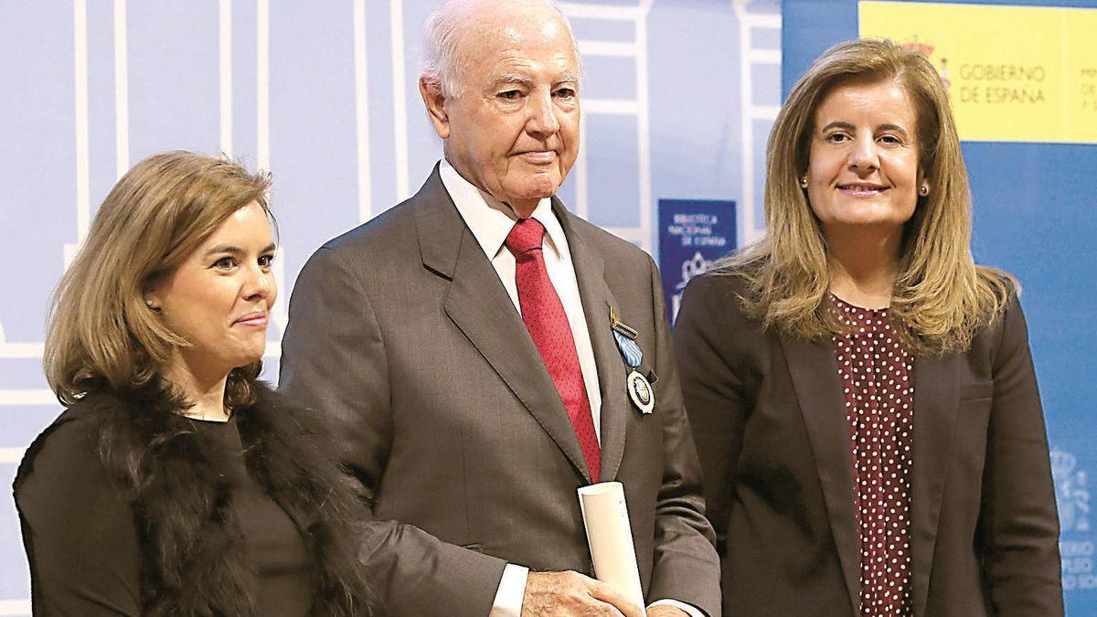 Domingo González Guerra, presidente de Aguas Firgas, al recibir la Medalla de Oro al Mérito en el Trabajo en 2014.