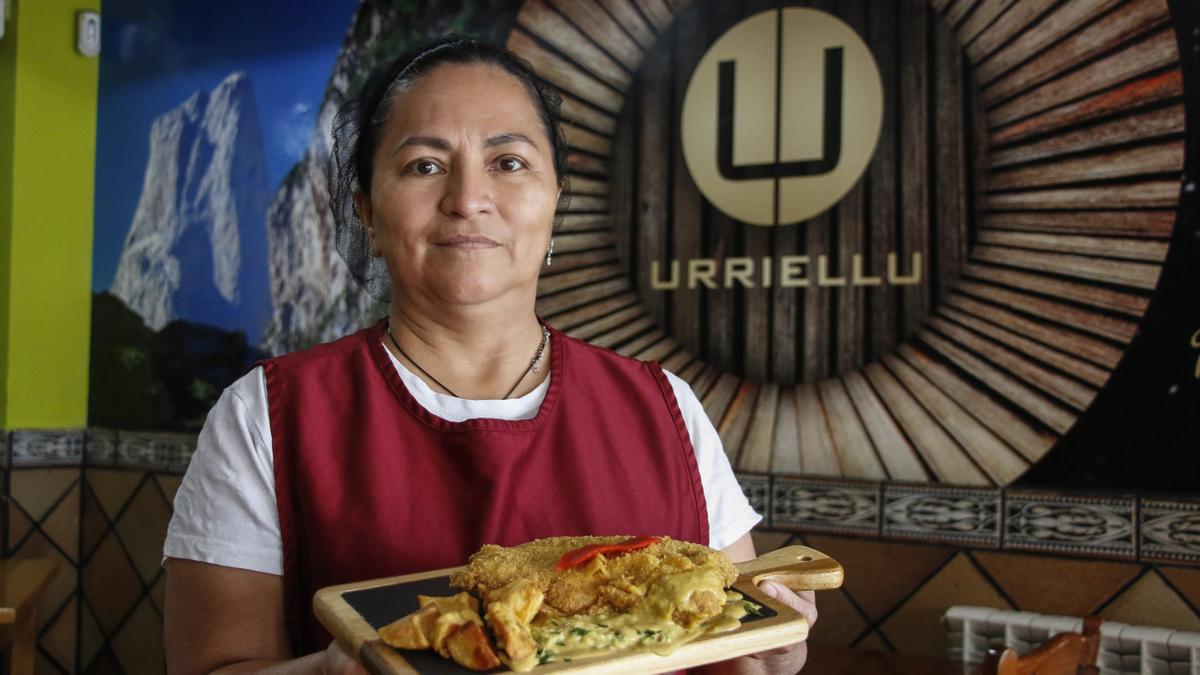 Flor Ruiz con el cachopo &quot;Urriellu&quot;.