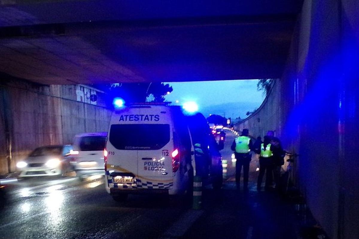Policías locales examinan el lugar del accidente, en el túnel de Eusebio Estada