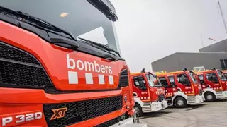 Apaguen un foc a l'exterior d'una nau al carrer Mossèn Jacint Verdaguer de Manresa