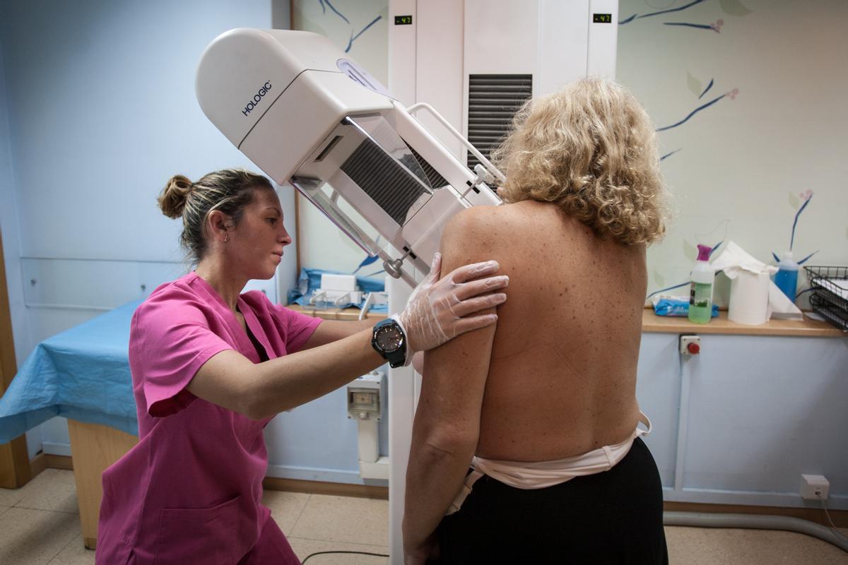 Una mujer se somete a una mamografía, prueba que se utiliza para la detección de anomalías en el pecho de la mujer