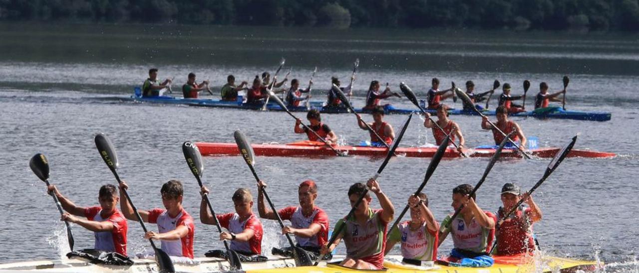 Los palistas compiten en el Lago de Sanabria. | J. L. F.