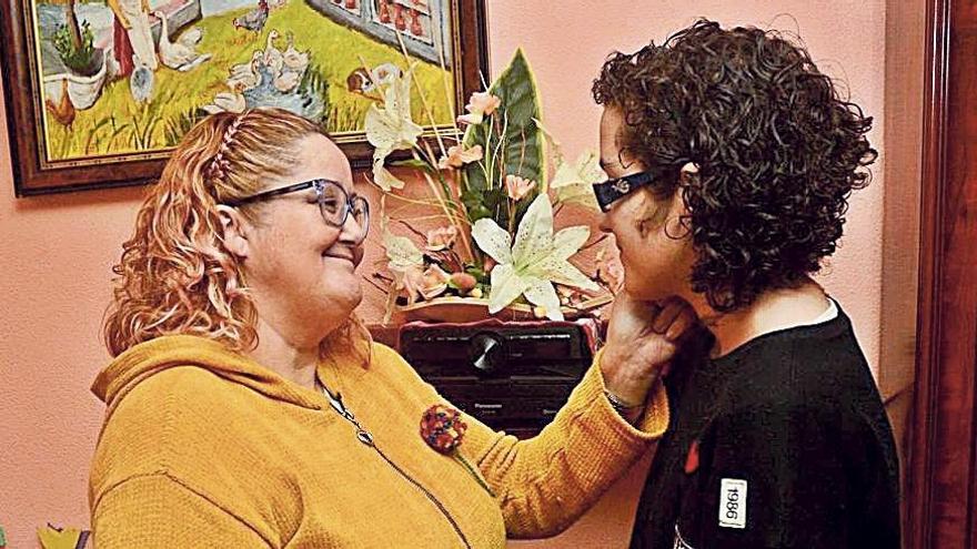 María, con su madre, Marisa Domínguez, en su casa de Pontevedra.