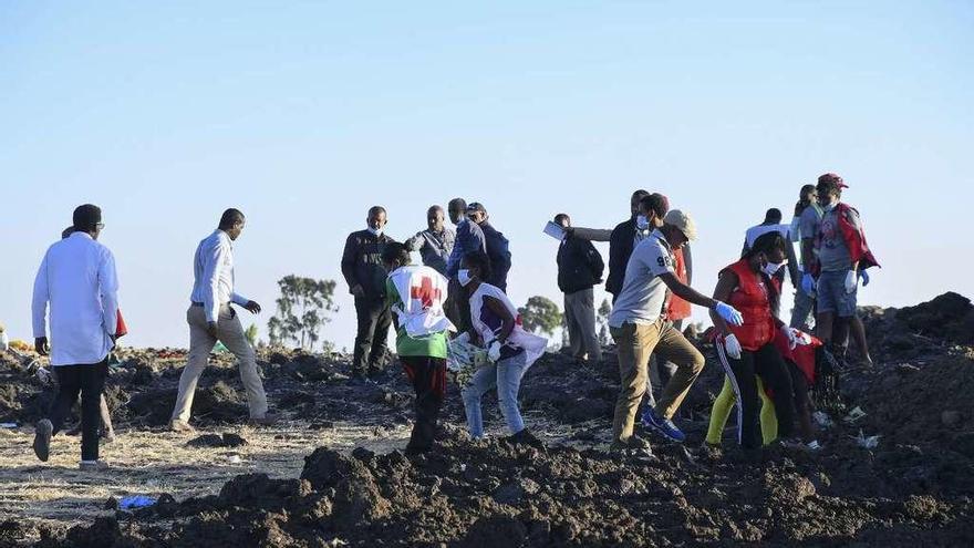 Tareas de búsqueda entre los escombros del avión accidentado en Etiopía. // Efe