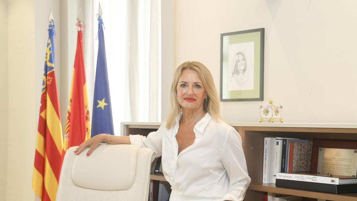 Nuria Montes, en la sede de su conselleria en Alicante.
