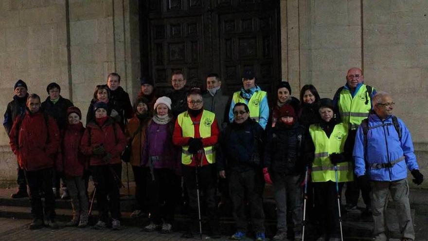 Participantes en la salida de ayer, antes de partir de la plaza de la iglesia de la Pola.