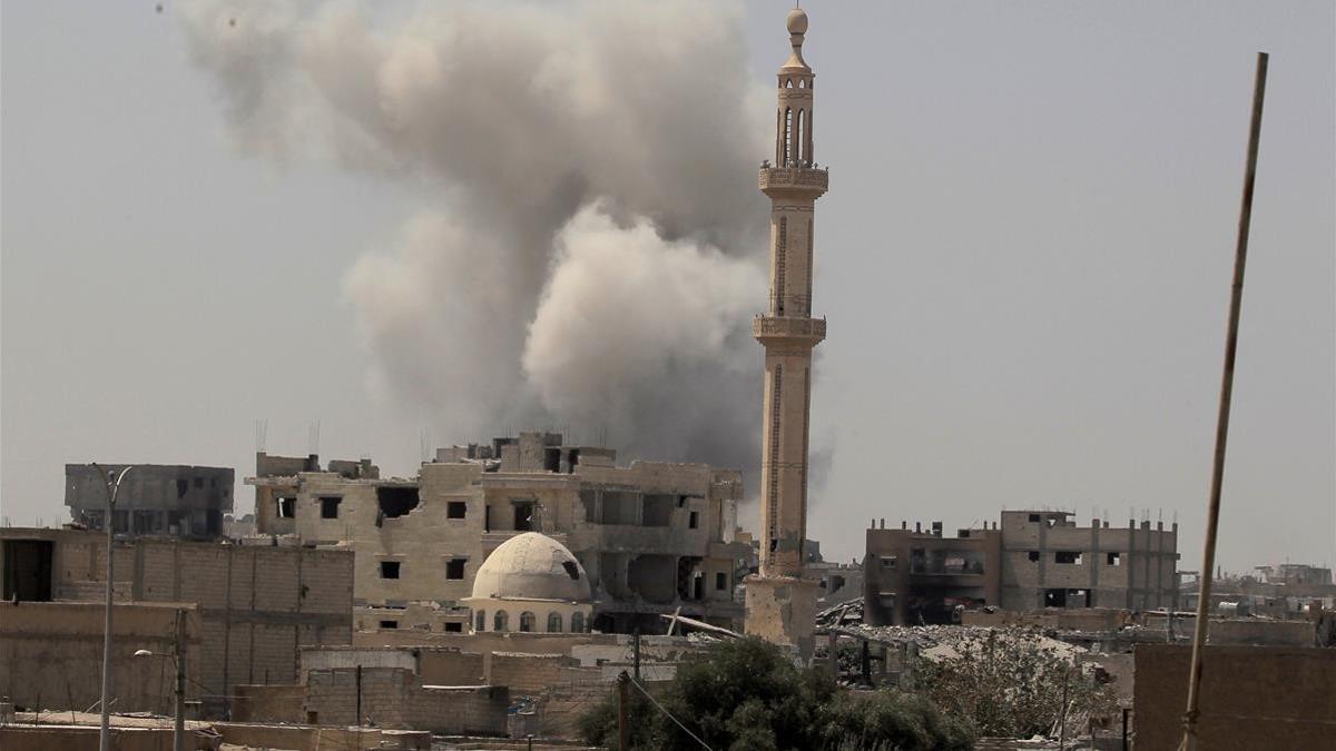 Un bombardeo aéreo en Raqqa levanta una humareda.
