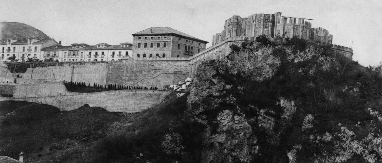 La basílica en construcción sobre el cerro del Cueto (1895). | Daniel Álvarez Fervienza