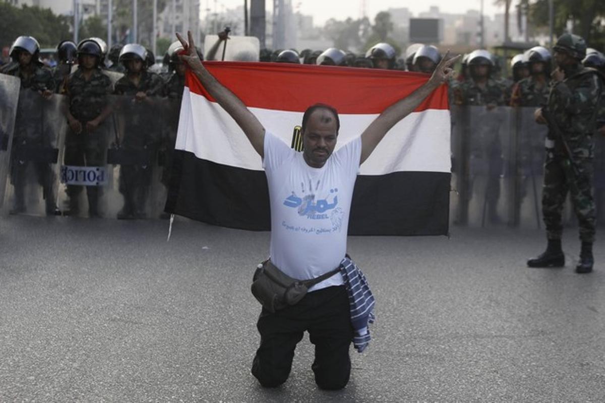 Un manifestant protesta contra Mursi en els carrers del Caire.Un manifestant protesta contra Mursi als carrers del Caire.