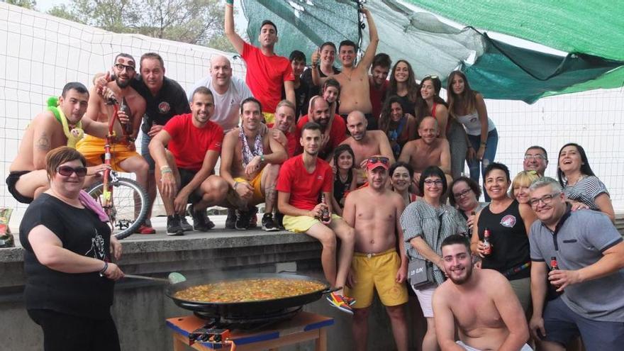 La Vall congrega a cientos de peñistas en el concurso de paellas