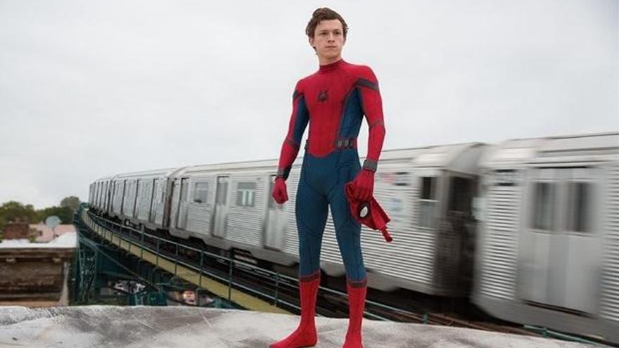 Tom Holland, interpretando a Spiderman