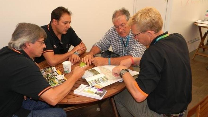 La delegación malagueña, con el máximo responsable de la Birdfair.