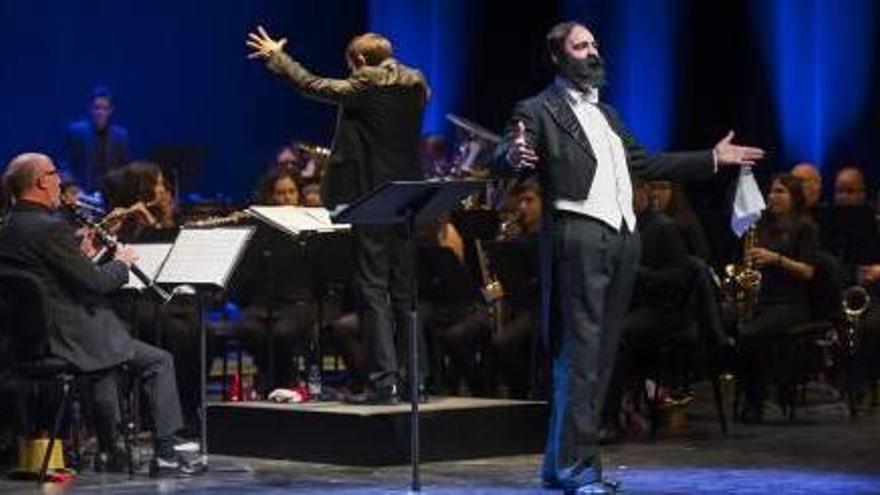 El tenor Paco Martínez interpretant el «Funiculì funiculà».