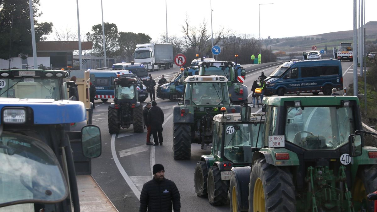 Un dispositiu dels Mossos impedeix als pagesos accedir a l'AP-2 a l'altura de Soses