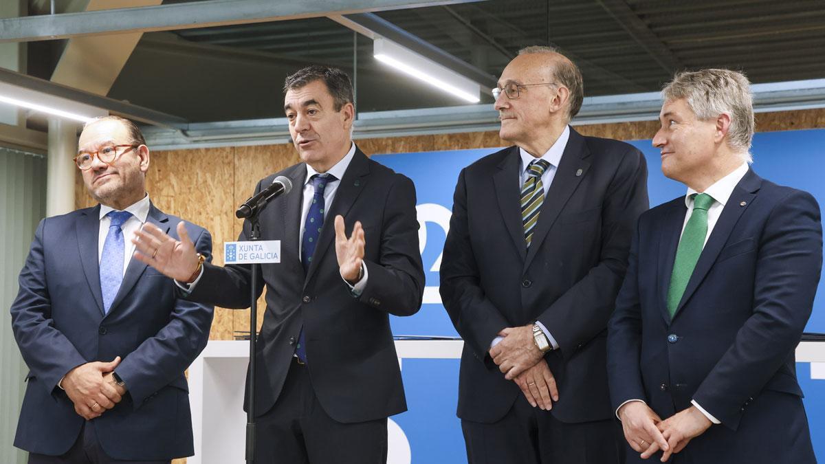 El rector de la USC, Antonio López; el conselleiro de Educación, Román Rodríguez; el rector de la Universidad de Vigo, Manuel Reigosa; y el rector de la Universidade da Coruña, Ricardo Cao durante la rueda de prensa este jueves.