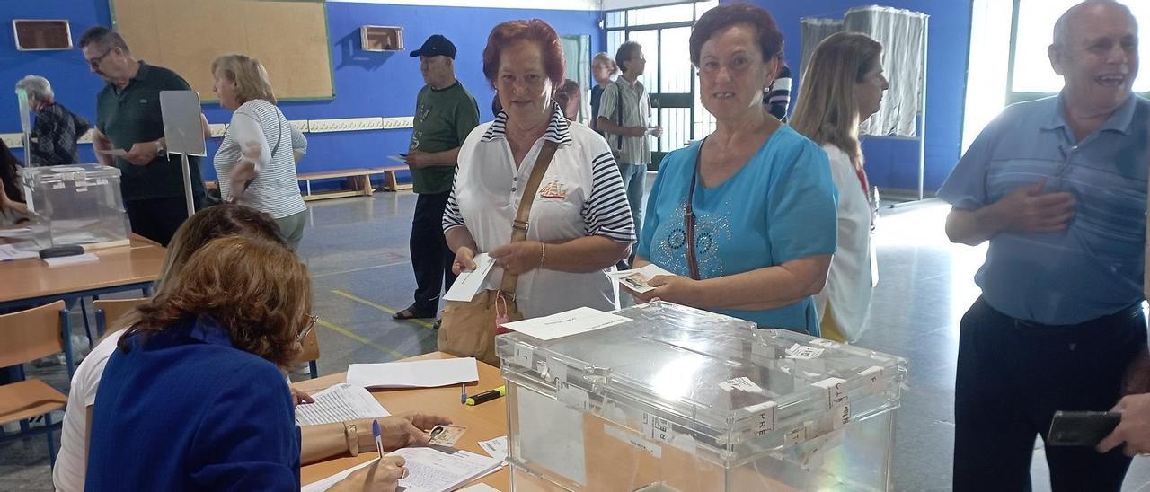 Antonia y Carmen Berdugo, aliviadas porque tras media hora de gestiones pudieron votar, después de aparecer su apellido escrito con uve.