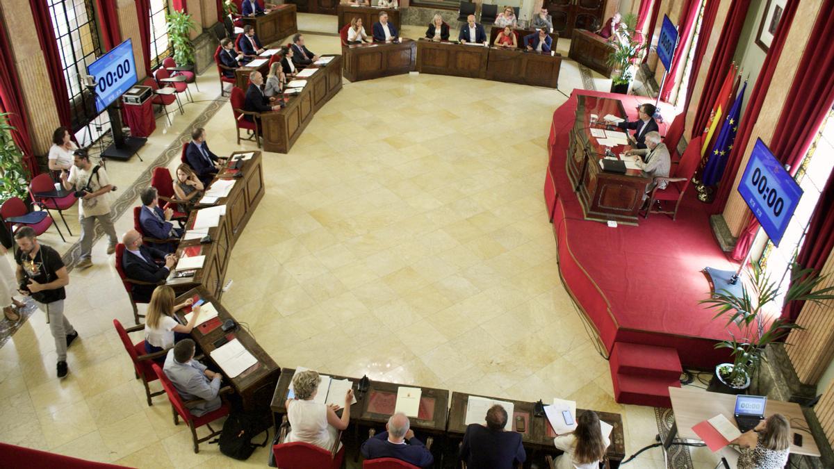Nueva distribución de mesas con motivo de la nueva legislatura en el Salón de Plenos