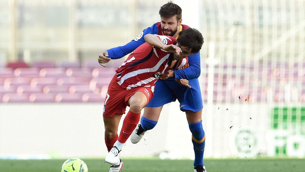 Piqué agarra a Joao Félix